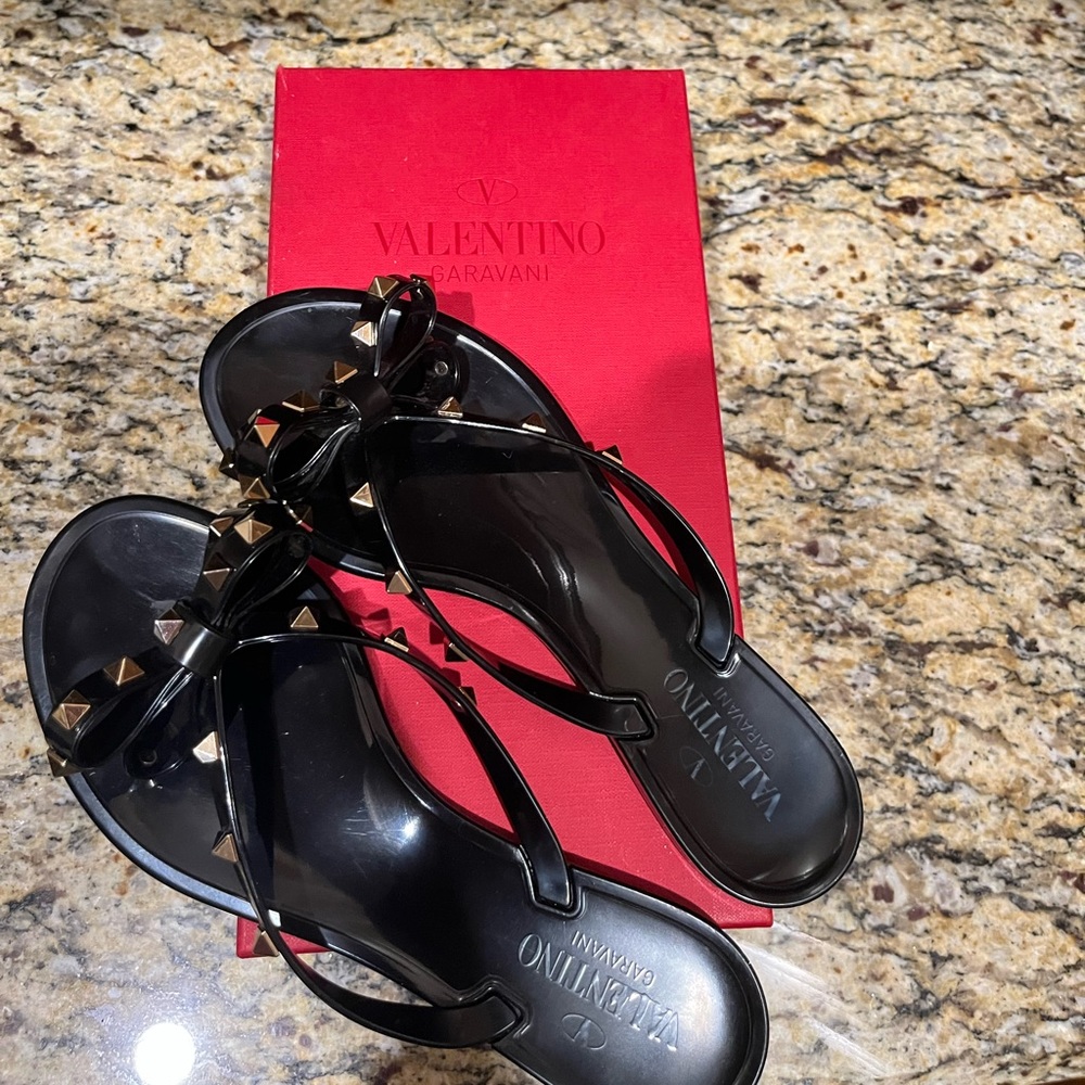 valentino garavani rubber rockstud thong. Size 39 EU